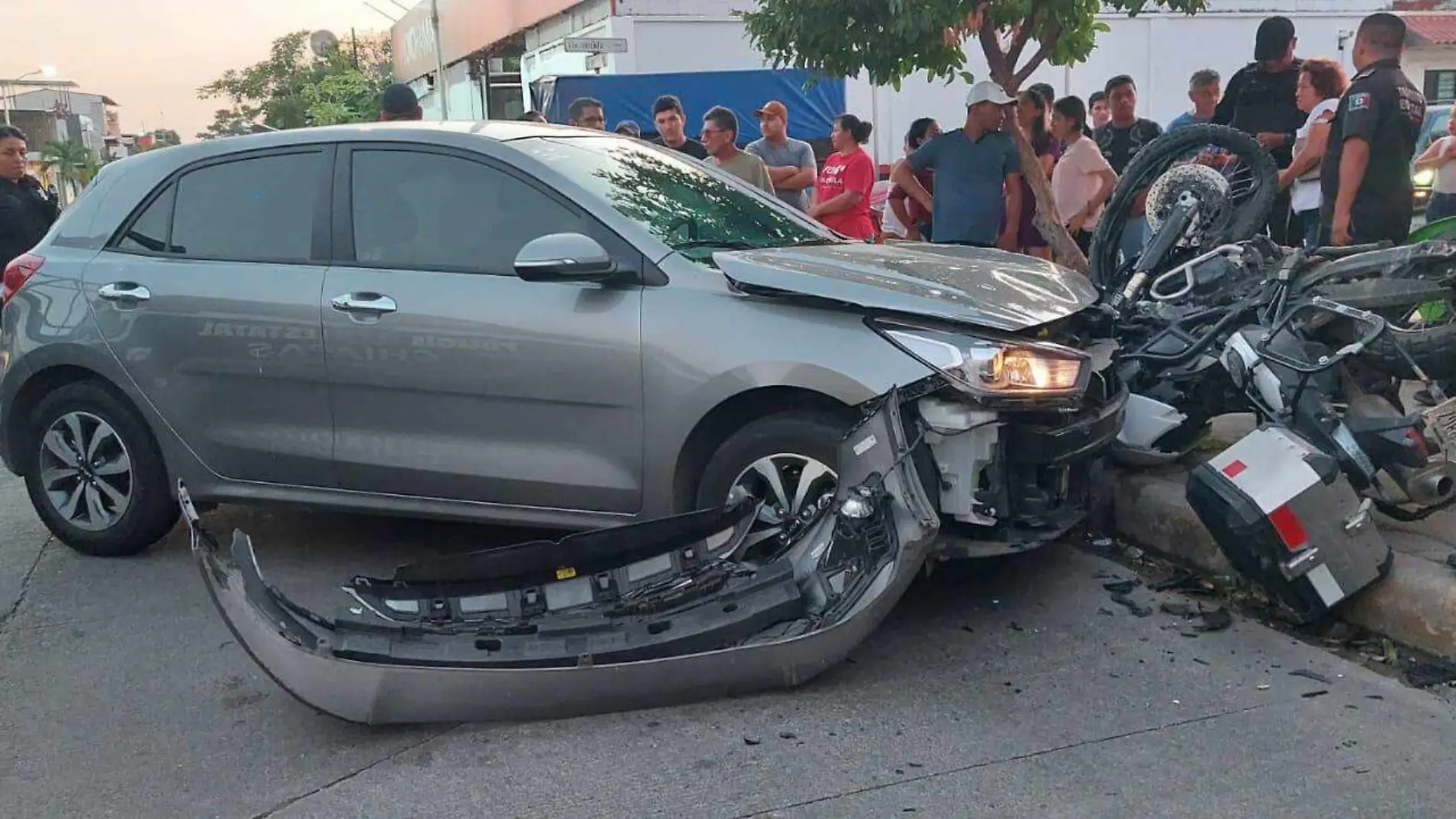 automóvil choca contra motocicleta